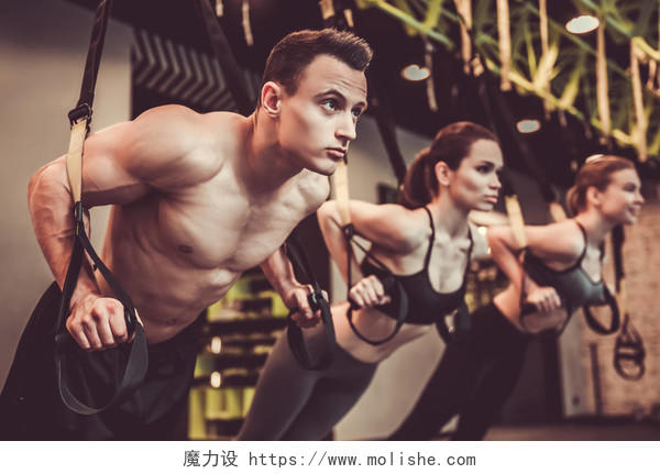 一群人在健身房运动健身男女健身运动